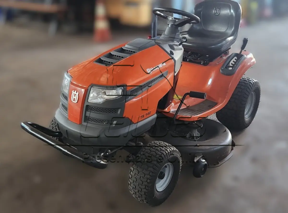 LOTE 010 - Trator Cortador de Grama Husqvarna TS 142, ano 2022, em excelente estado de conservação