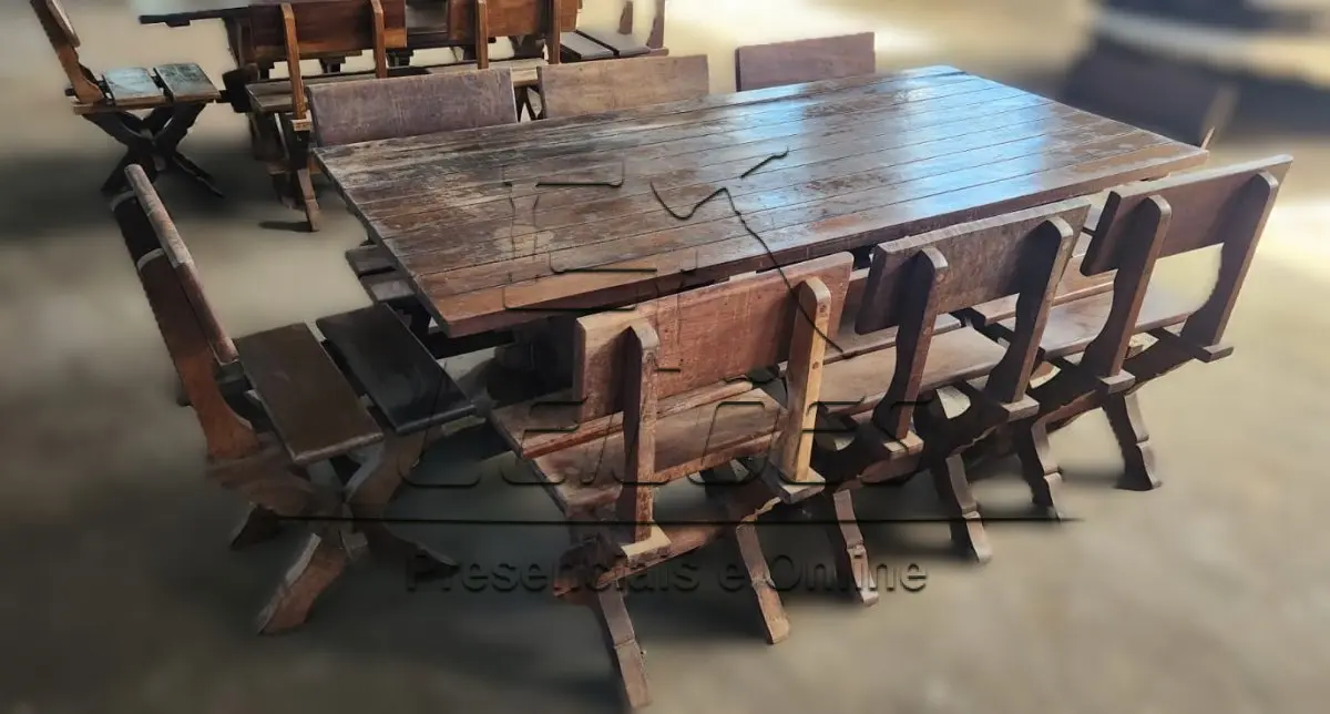 LOTE 005 - Mesa de madeira com 08 cadeiras