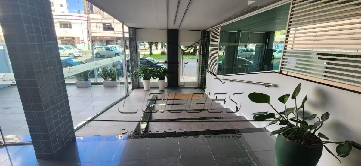 LOTE 000 - Lote exclusivo de todos os bens (lotes 001, 002 e 004) 1) Apartamento 301 com  a área privativa de 165,30m² e área global de 230,30m², situado no 3º pavimento do Edifício "Residencial Victória Garden", na Avenida Pátria, 269, Centro, Carazinho/RS. Matrícula 32038; b) Box 08 com a área privativa de 26,50m² e área global de 31,71m², localizado no 2º subsolo do Edifício "Residencial Victória Garden", na Avenida Pátria, 269, Centro, Carazinho/RS. Matrícula 32017; e, c) Lote de móveis que guarnecem o apartamento 301 do Edifício "Residencial Victória Garden". Observação: Este lote será disponibilizado a quem tiver interesse em arrematar todos em conjunto, a quem dar-se-á preferência na arrematação , desde que pague o melhor preço, conforme preconiza o artigo 893 do Código de Processo Civil.
