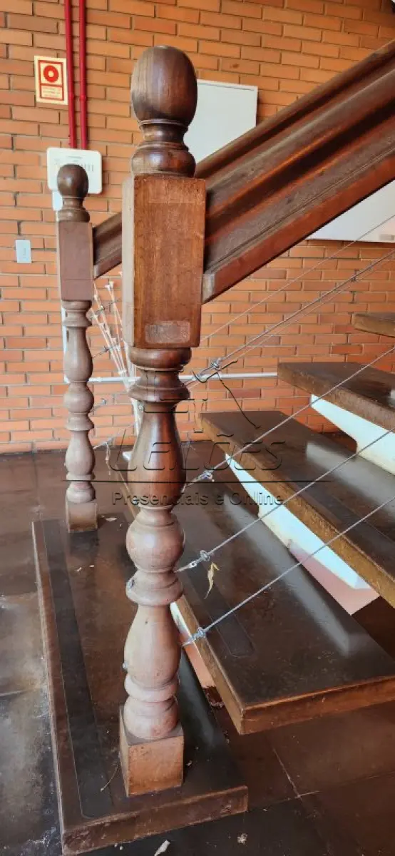 LOTE 038 - Escada e corrimões em madeira nobre