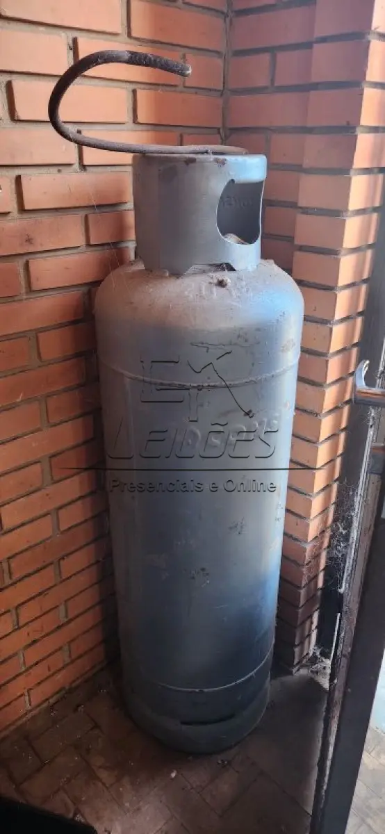 LOTE 096 - Botijão à gás, P20