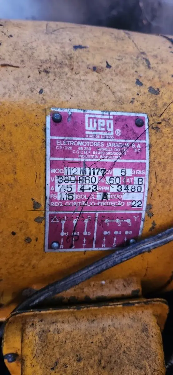 LOTE 099 - Compressor de ar da marca Schulz, 175libras e com motor elétrico de 5hp (sala lavagem)