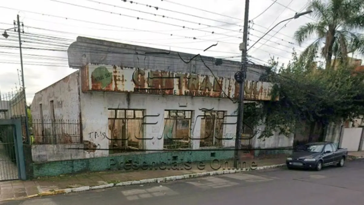 LOTE C-001 - Um terreno urbano com a área de 1.223,56m², medindo 26m de frente por 47,06m de frente a fundos, situado no lado ímpar da Rua Polidoro Albuquerque, nesta cidade de Carazinho/RS, lote 22 da quadra 37 no setor 01, com um prédio de alvenaria, medindo 225m² e mais uma garagem também de alvenaria com 33,30m². Matrícula 26.376 do Registro de Imóveis de Carazinho.