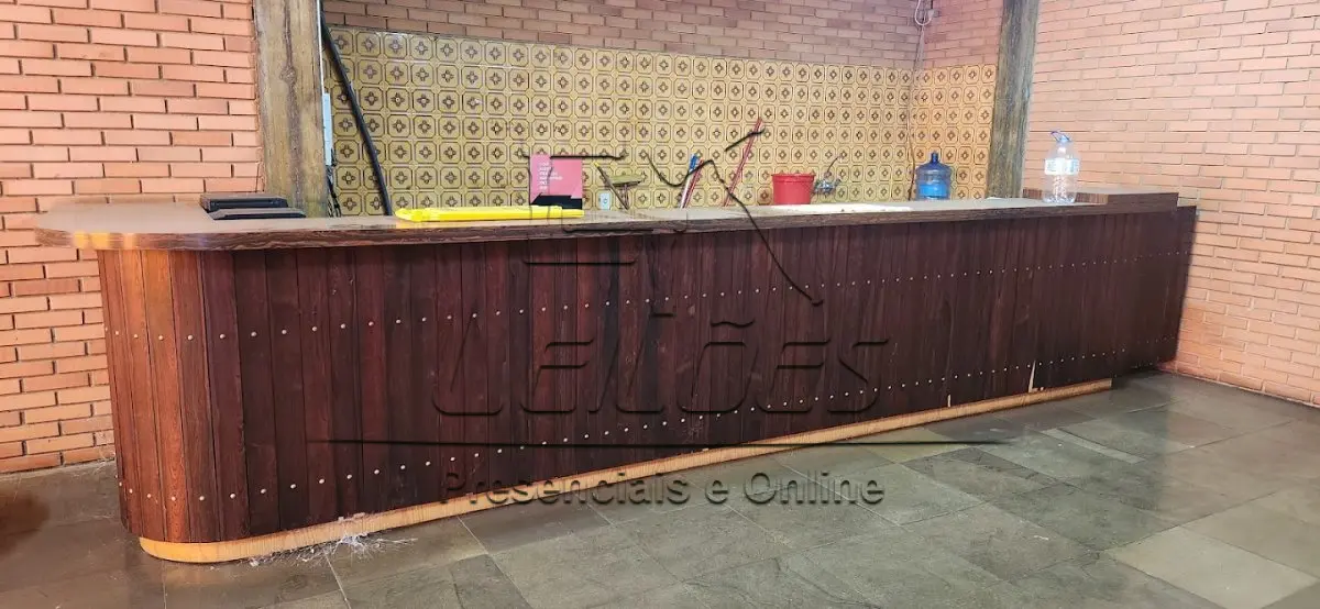 LOTE 033 - Balcão em madeira para cozinha