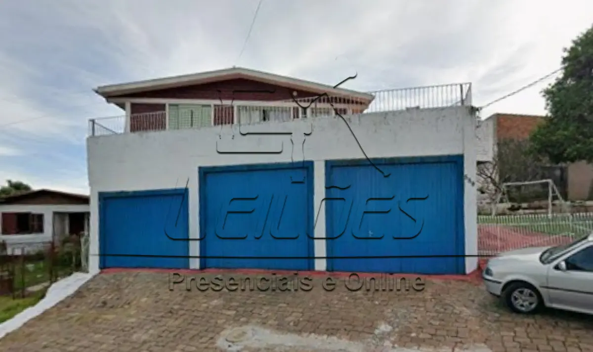 LOTE 001 - Terreno urbano com a área de 251,55m², com um galpão em alvenaria (oficina) uma área residencial no segundo piso deste galpão e uma casa de madeira nos fundos, sito na Rua da Paz, 589, Bairro Princesa, em Carazinho/RS. Matrícula 12.250 do RI de Carazinho