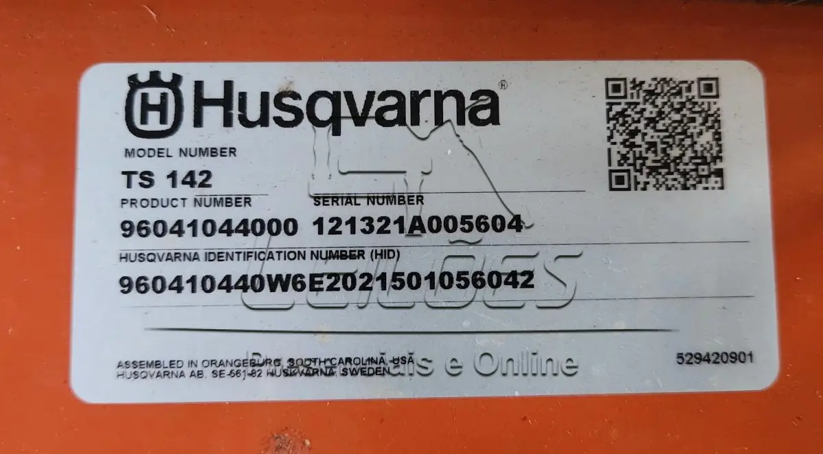 LOTE 010 - Trator Cortador de Grama Husqvarna TS 142, ano 2022, em excelente estado de conservação