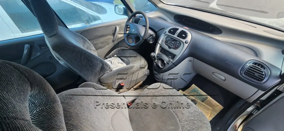 LOTE C-005 - Automóvel CITROËN/XSARA PICASSO GX, ano/modelo 2002/2003 cor prata, motor com 118cv de potência, registrado em Carazinho/RS