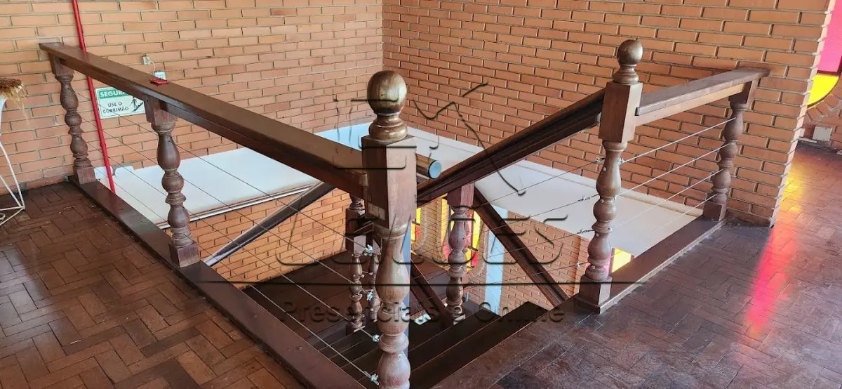 LOTE 038 - Escada e corrimões em madeira nobre