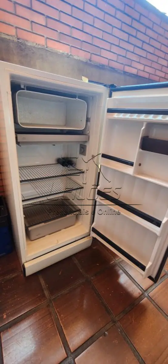 LOTE 035 - 02 balcões de cozinha, 01 armário aéreo e 01 geladeira (fogão industrial foi retirado do lote e acrescentado a geladeira)