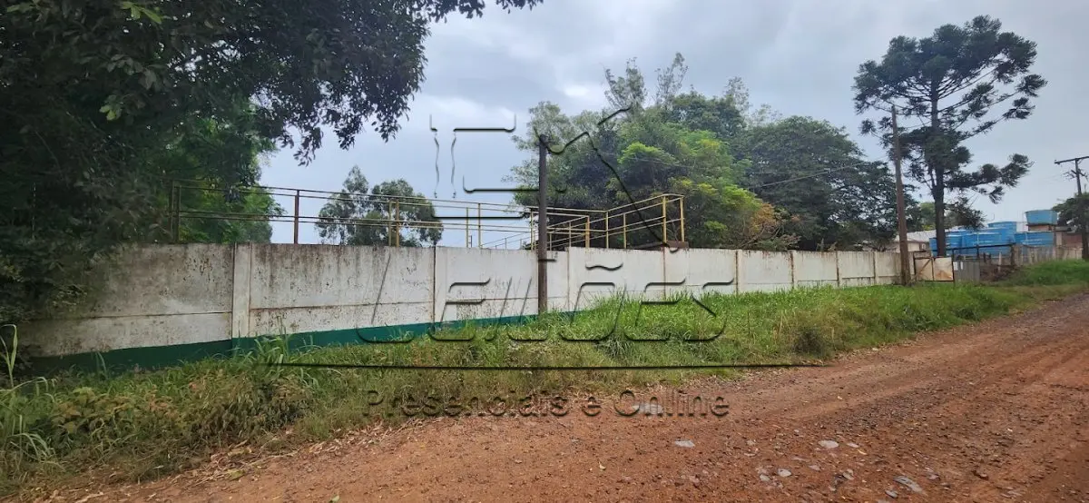 LOTE 002 - Uma fração de terras com a área de 16.445m², com todas as acessões e benfeitorias existentes, situada no Distrito de São Bento, neste município de Carazinho. As acessões e benfeitorias não se acham averbadas, porém, penhoradas e assim citadas: Um complexo frigorífico e suas benfeitorias, tais como, uma casa residencial em alvenaria com a área de 166m², um refeitório de alvenaria, com quatro garagens, com a área de 184m², um pavilhão frigorífico com a área de 1.240m², um pavilhão de alvenaria e madeira para garagem com a área de 600m², oito mangueiras de concreto e madeira, oito tanques de decantação com base de alvenaria e três açudes. Matrícula nº 10.203 do livro 2-RG do Registro de Imóveis de Carazinho.