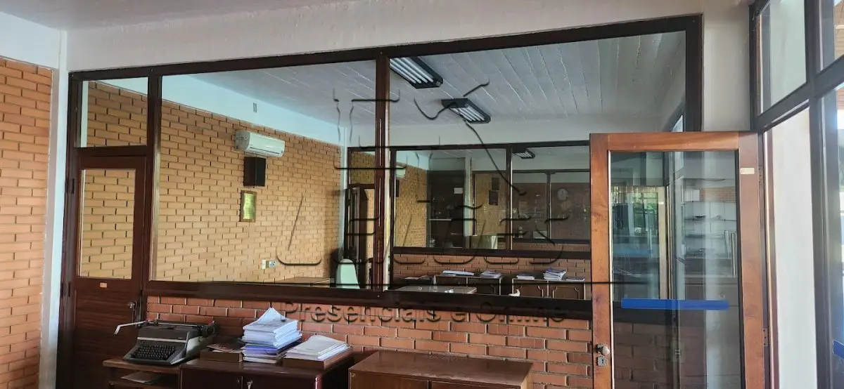 LOTE 028 - Divisórias em madeira com vidros (salas térreas)