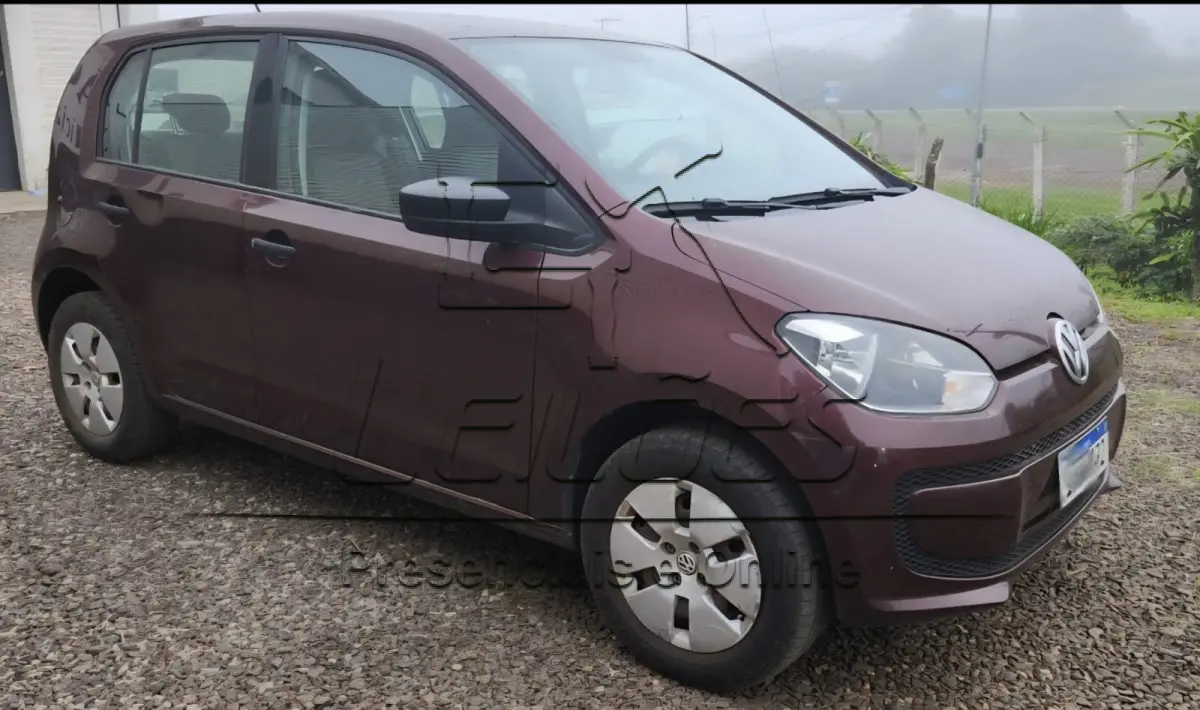 LOTE C-004 - Automóvel VW/UP TAKE MA, ano/modelo 2014/2015, cor vermelha, motor com 82cv de potência, 4 portas , completo
