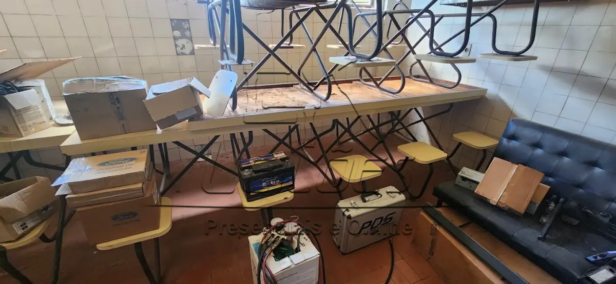 LOTE 053 - Mesa de refeitório, antiga, com 10 cadeiras (banquetas) acopladas
