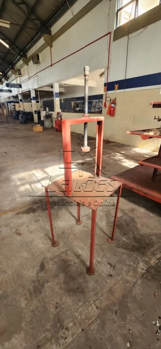 LOTE 126 - Diversos equipamentos e ferramentas para oficina mecânica