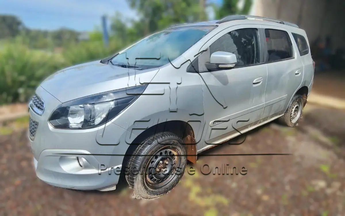LOTE 001 - Automóvel GM SPIN 1.8L MT LTZ, 07 lugares, ano/modelo 2015/2016, cor prata. Odômetro: 130987km. Veículo sem bateria, estepe, chave de rodas e triângulo.