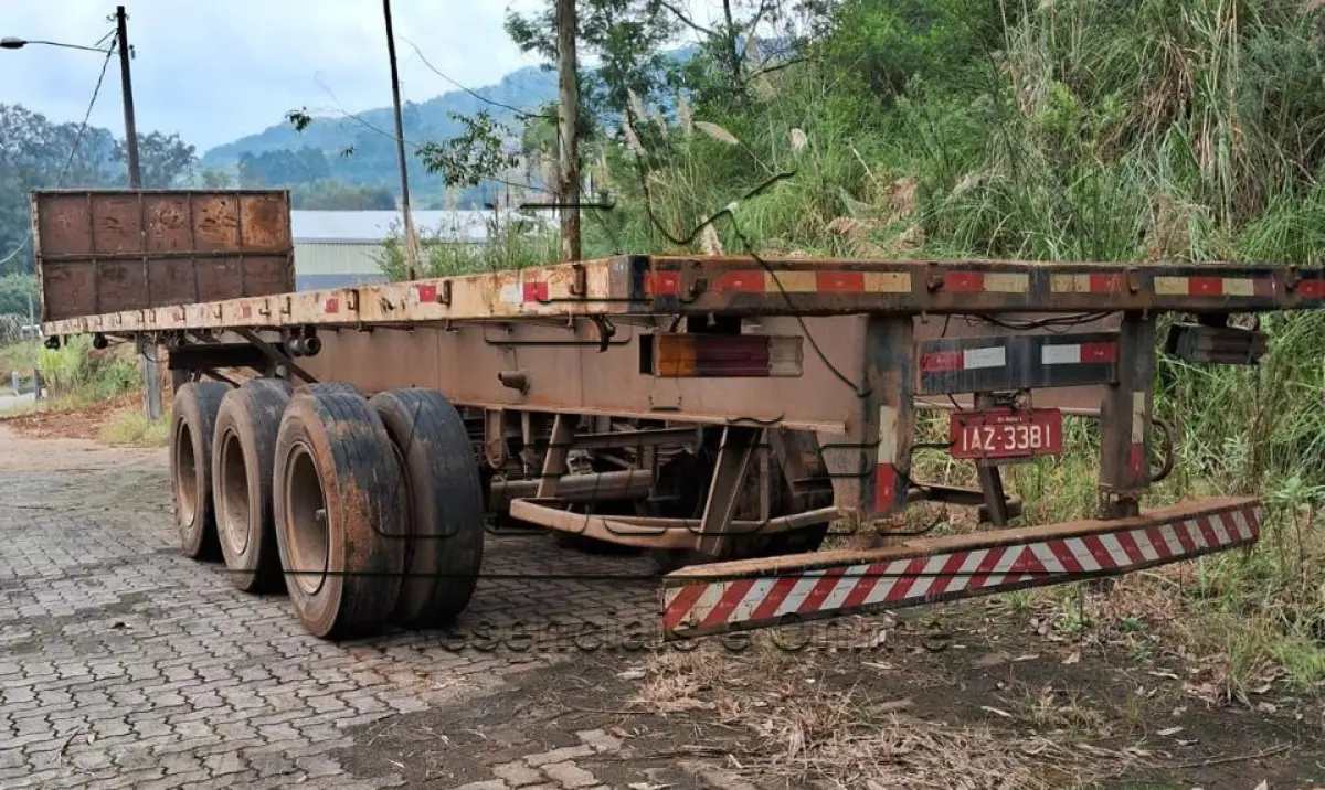 LOTE 001 - Reboque REB/RANDON SR GR TR, ano/modelo 1993/1993, placa IAZ3381, 3 eixos, com 12 pneus em péssimo estado de conservação, sem assoalho, sistema de freio e suspensão incompleto.