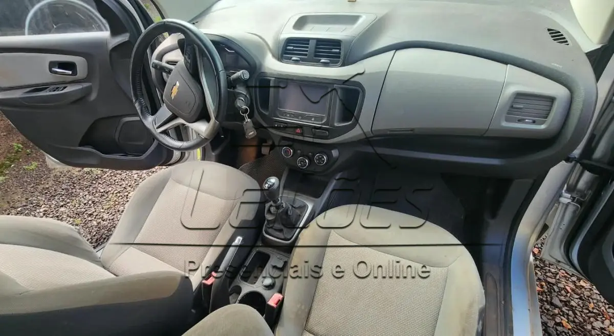LOTE 001 - Automóvel GM SPIN 1.8L MT LTZ, 07 lugares, ano/modelo 2015/2016, cor prata. Odômetro: 130987km. Veículo sem bateria, estepe, chave de rodas e triângulo.