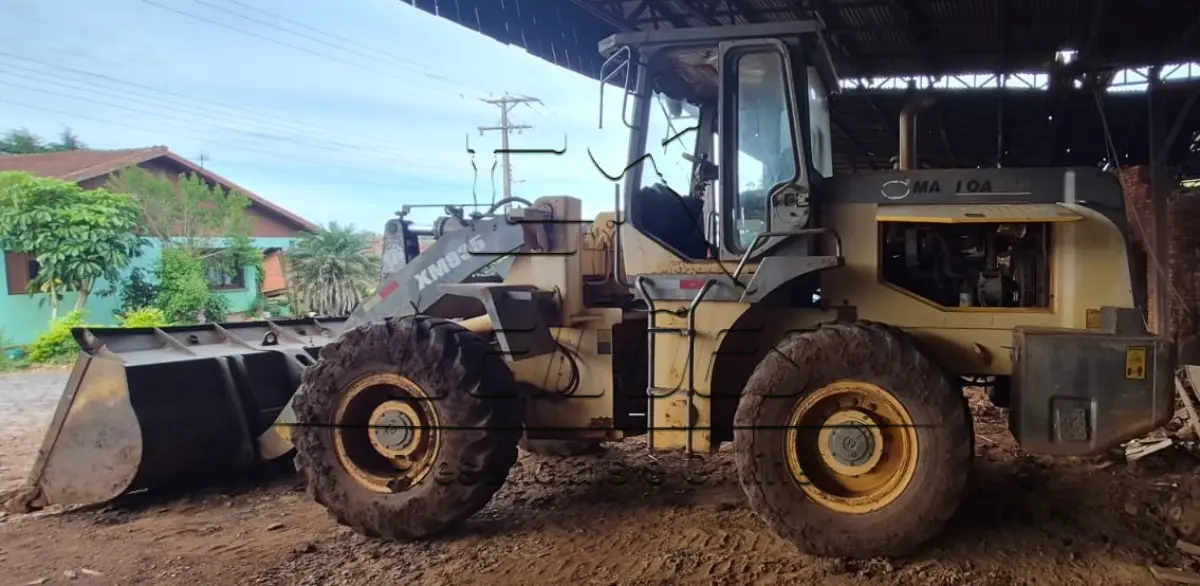 LOTE 001 - Pá carregadeira da marca Maxloader, modelo XM935, ano 2011, cor amarela