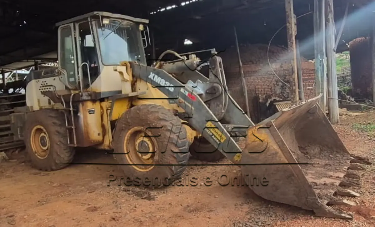 LOTE 001 - Pá carregadeira da marca Maxloader, modelo XM935, ano 2011, cor amarela