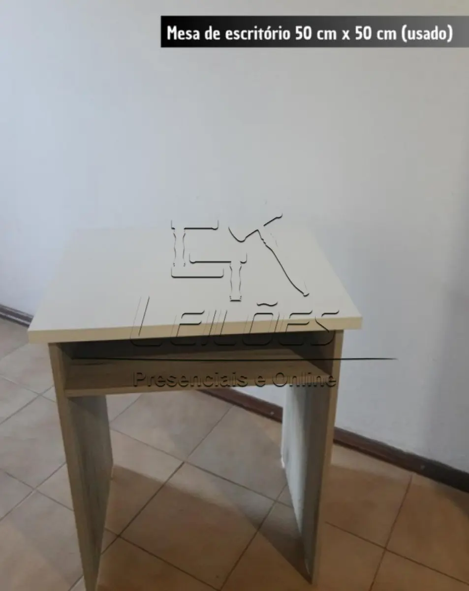LOTE 044 - 01 mesinha de escritório