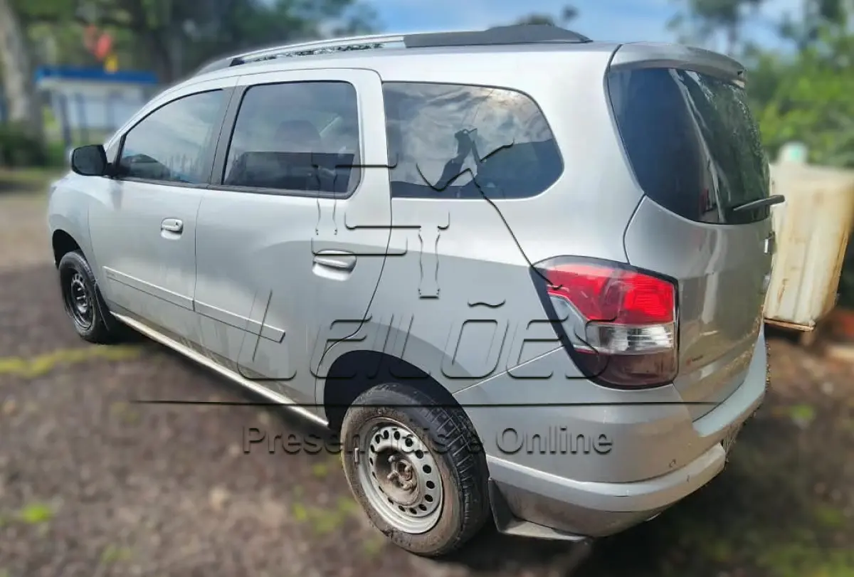 LOTE 001 - Automóvel GM SPIN 1.8L MT LTZ, 07 lugares, ano/modelo 2015/2016, cor prata. Odômetro: 130987km. Veículo sem bateria, estepe, chave de rodas e triângulo.