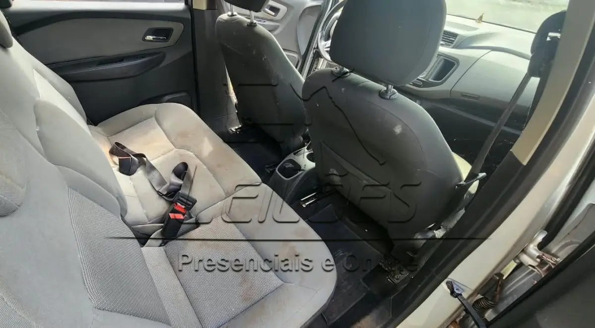LOTE 001 - Automóvel GM SPIN 1.8L MT LTZ, 07 lugares, ano/modelo 2015/2016, cor prata. Odômetro: 130987km. Veículo sem bateria, estepe, chave de rodas e triângulo.