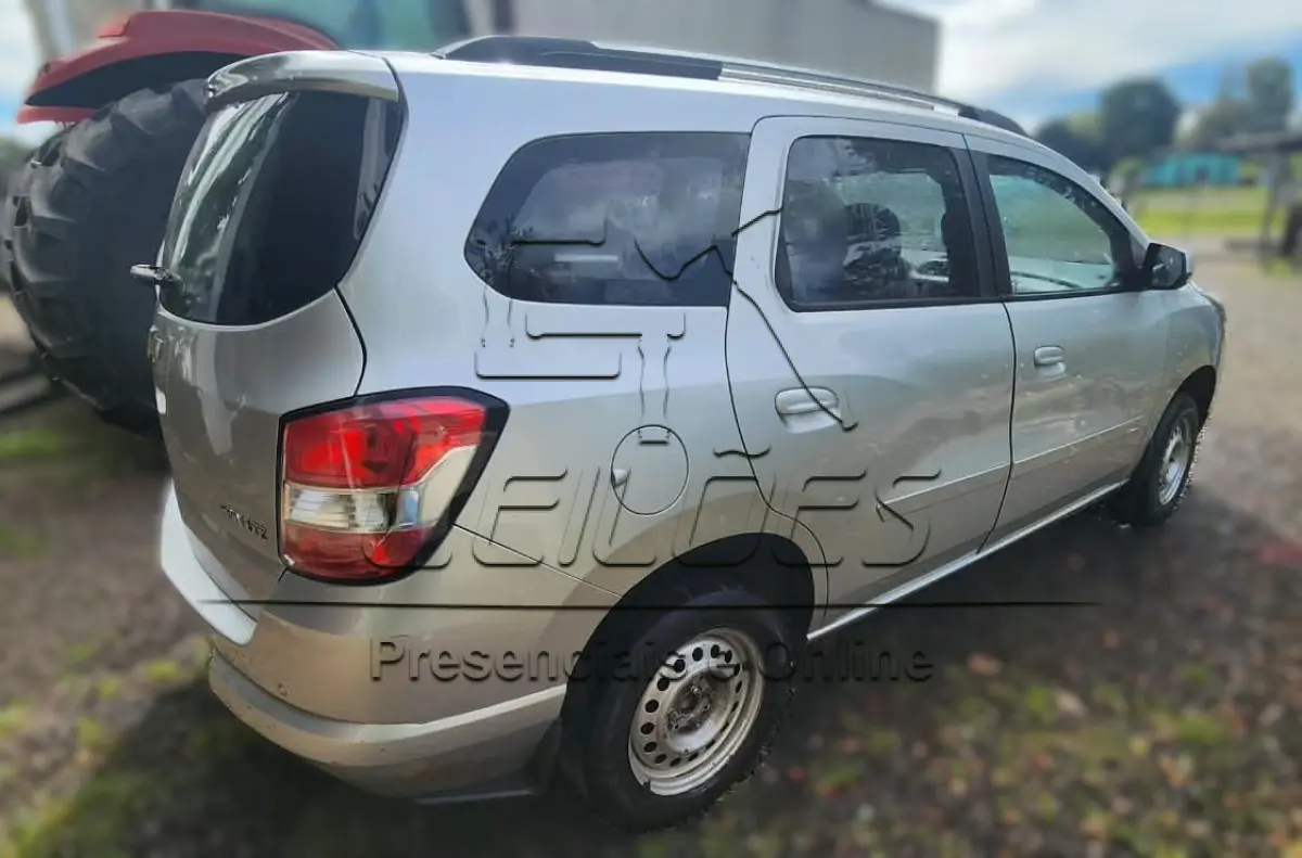LOTE 001 - Automóvel GM SPIN 1.8L MT LTZ, 07 lugares, ano/modelo 2015/2016, cor prata. Odômetro: 130987km. Veículo sem bateria, estepe, chave de rodas e triângulo.