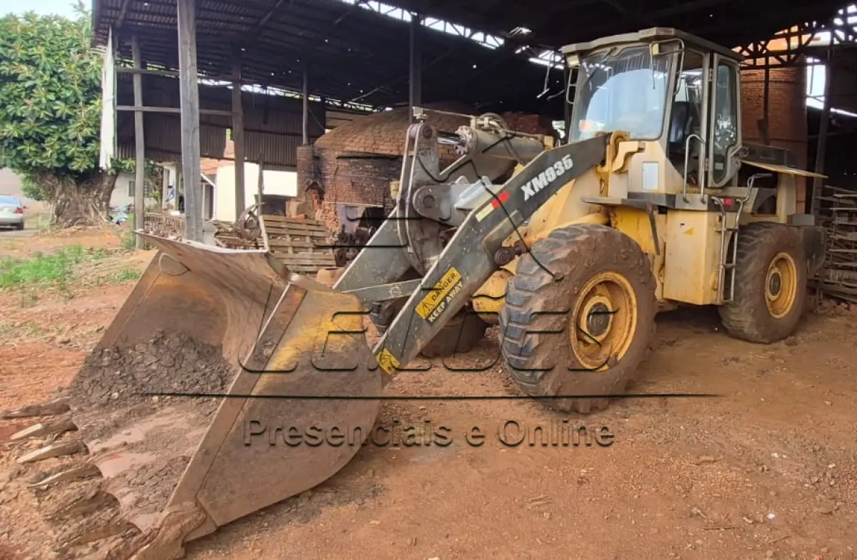 LOTE 001 - Pá carregadeira da marca Maxloader, modelo XM935, ano 2011, cor amarela