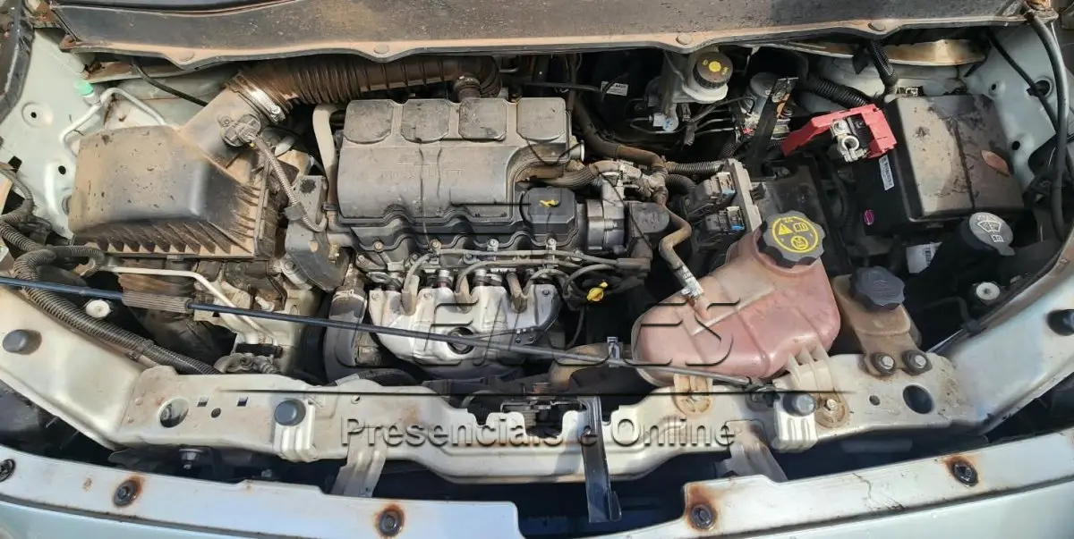 LOTE 001 - Automóvel GM SPIN 1.8L MT LTZ, 07 lugares, ano/modelo 2015/2016, cor prata. Odômetro: 130987km. Veículo sem bateria, estepe, chave de rodas e triângulo.