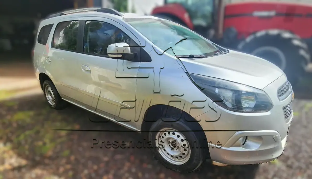 LOTE 001 - Automóvel GM SPIN 1.8L MT LTZ, 07 lugares, ano/modelo 2015/2016, cor prata. Odômetro: 130987km. Veículo sem bateria, estepe, chave de rodas e triângulo.