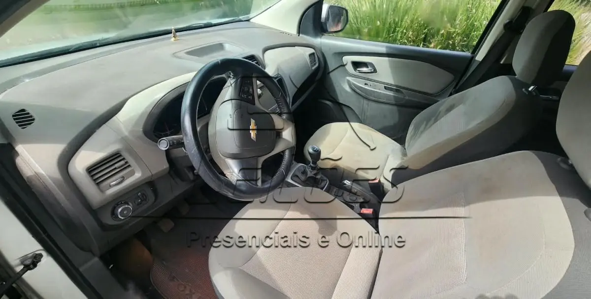 LOTE 001 - Automóvel GM SPIN 1.8L MT LTZ, 07 lugares, ano/modelo 2015/2016, cor prata. Odômetro: 130987km. Veículo sem bateria, estepe, chave de rodas e triângulo.