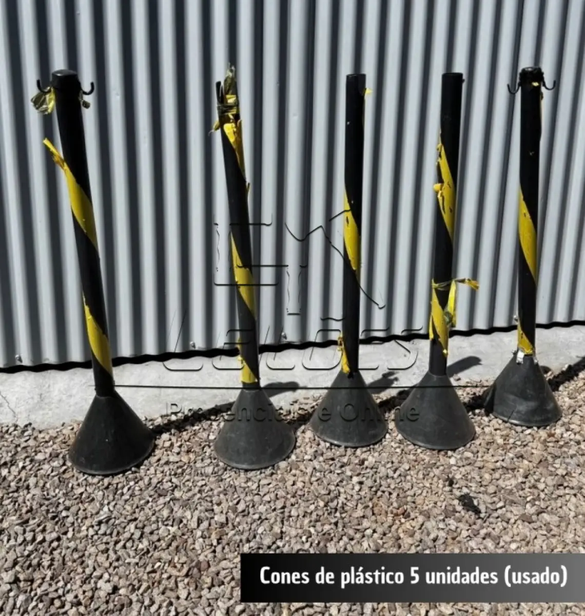LOTE 025 - 05 cones de plástico