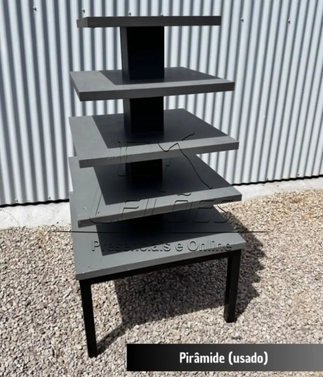 LOTE 053 - 01 estante pirâmide