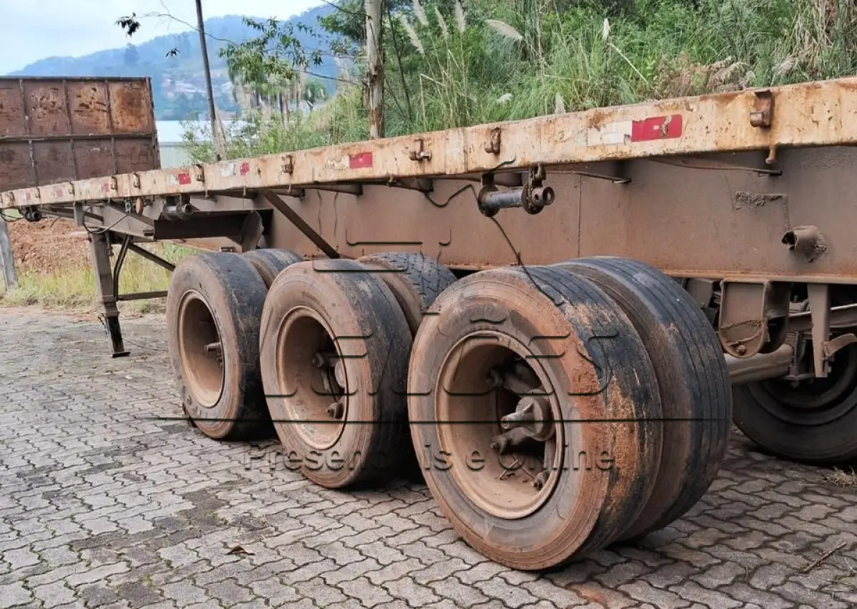 LOTE 001 - Reboque REB/RANDON SR GR TR, ano/modelo 1993/1993, placa IAZ3381, 3 eixos, com 12 pneus em péssimo estado de conservação, sem assoalho, sistema de freio e suspensão incompleto.