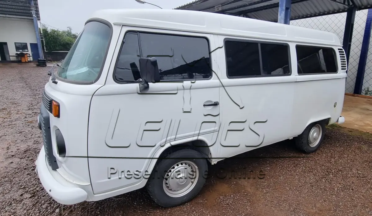LOTE 04 - Camioneta VW/Kombi Flex, branca, ano/modelo 2011/2011, completa. Direção elétrica e com câmbio americano.