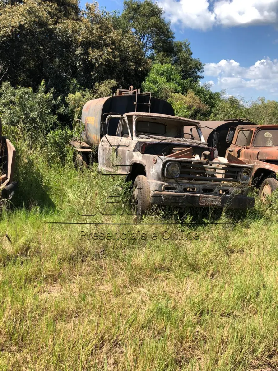 LOTE 11 - Tanque de chapa metálica