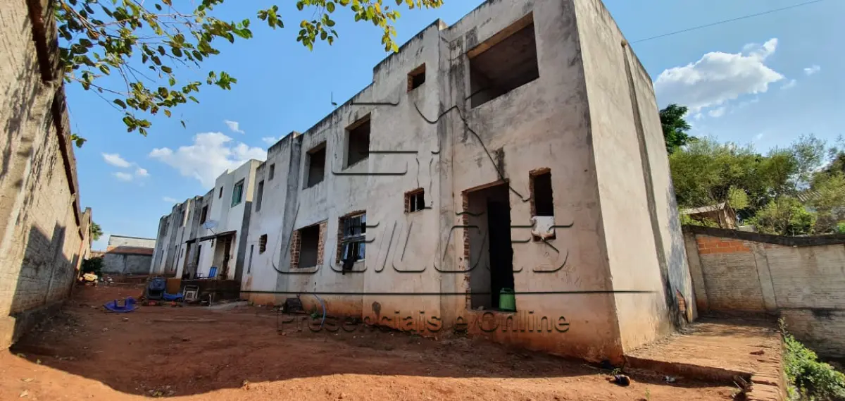 LOTE 01 - Terreno com 6 casas geminadas inacabadas