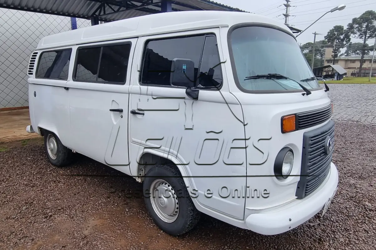LOTE 04 - Camioneta VW/Kombi Flex, branca, ano/modelo 2011/2011, completa. Direção elétrica e com câmbio americano.