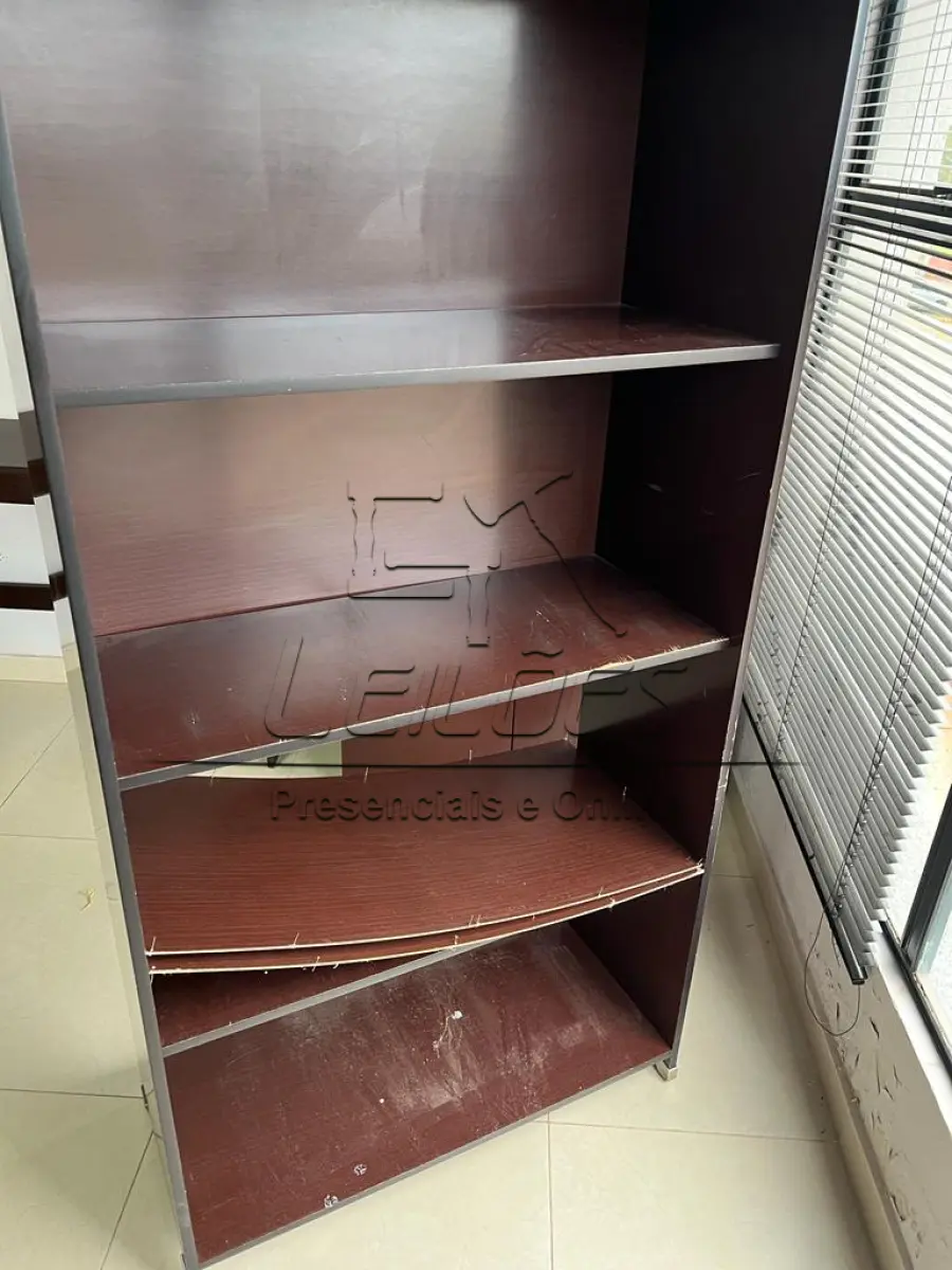 LOTE ÚNICO - Lote com diversos móveis para escritório (mesas para escritório, sendo uma em “L” e outra simples, uma mesa de apoio, um balcão com duas portas, uma estante, um porta CPU, um gaveteiro, duas cadeiras estofadas altas e giratórias, cinco cadeiras estofadas fixas) e uma impressora jato de tinta HP Officejet Pro X476dw MFP, em estado de nova.