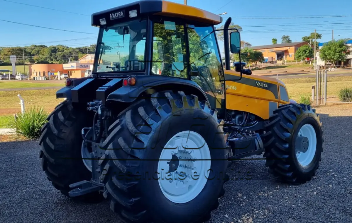 LOTE 01 - TRATOR VALTRA, MODELO BH180 CONFORT CAB, ANO 2013, 4X4, 180CV