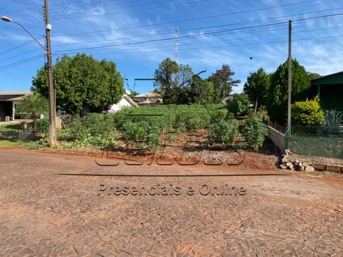 LOTE 01 - Terreno em Chapada/RS, com a área de 791,40m², localizado na Rua Primeiro de Maio, distante 100,33m da esquina com a Rua Antônio Ott.  Matrícula nº 5.795 do livro 2-RG do Ofício de Registro de Imóveis de Chapada/RS.