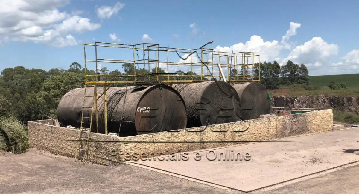 LOTE 30 - Quatro tanques para armazenagem