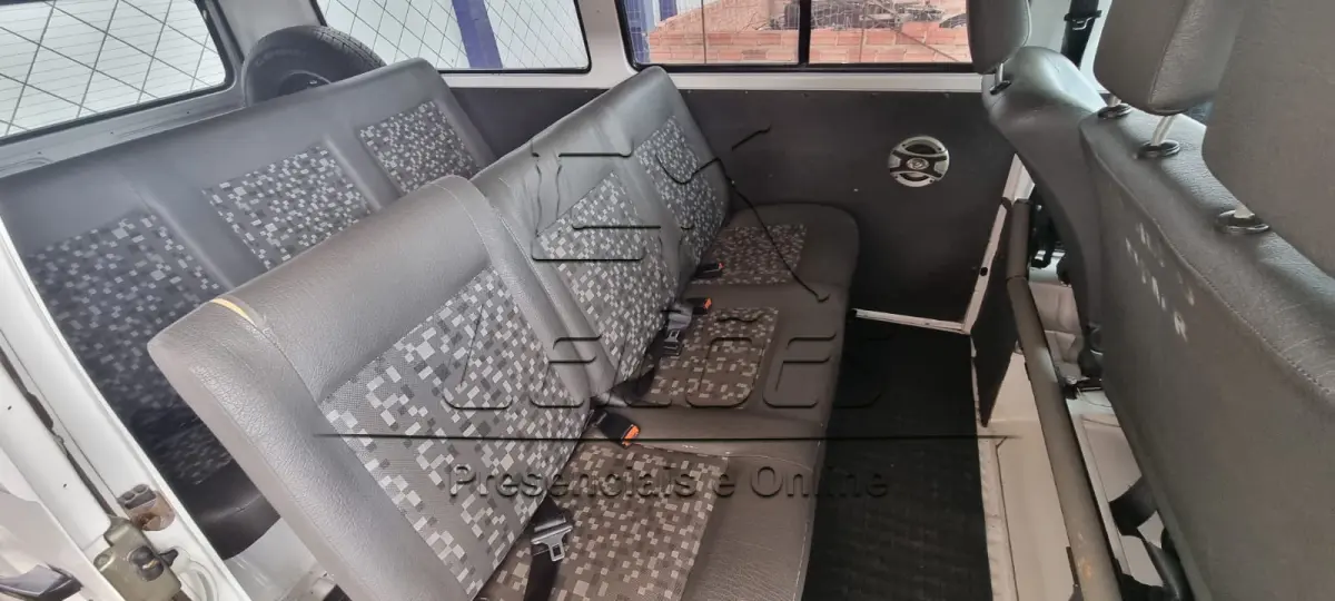 LOTE 04 - Camioneta VW/Kombi Flex, branca, ano/modelo 2011/2011, completa. Direção elétrica e com câmbio americano.
