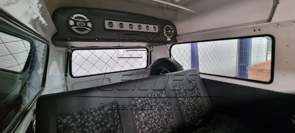 LOTE 04 - Camioneta VW/Kombi Flex, branca, ano/modelo 2011/2011, completa. Direção elétrica e com câmbio americano.