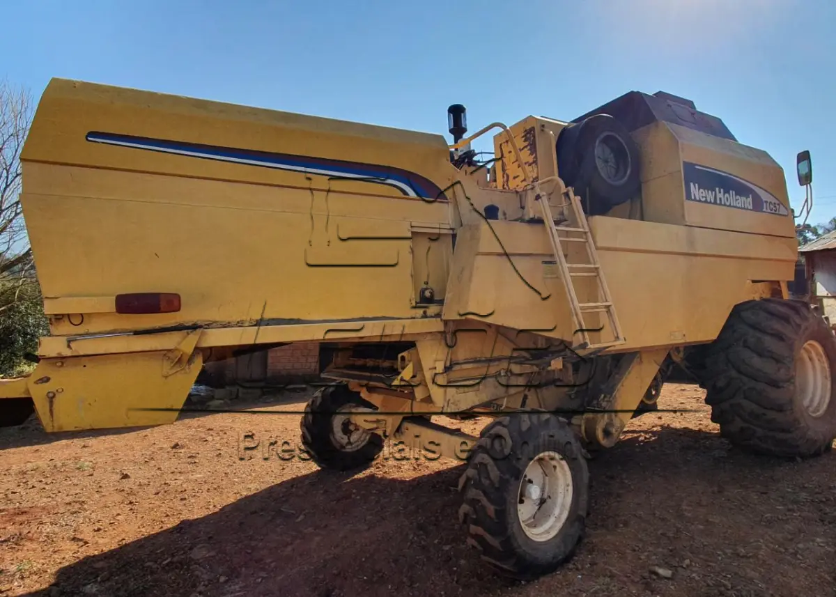 LOTE 09 - Colheitadeira New Holland 2003/2004, 19 pés