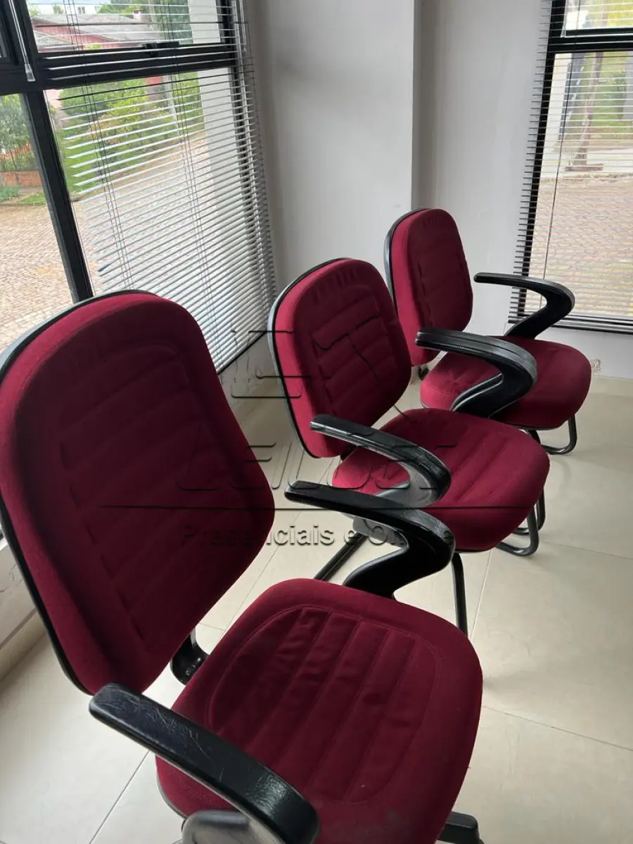 LOTE ÚNICO - Lote com diversos móveis para escritório (mesas para escritório, sendo uma em “L” e outra simples, uma mesa de apoio, um balcão com duas portas, uma estante, um porta CPU, um gaveteiro, duas cadeiras estofadas altas e giratórias, cinco cadeiras estofadas fixas) e uma impressora jato de tinta HP Officejet Pro X476dw MFP, em estado de nova.