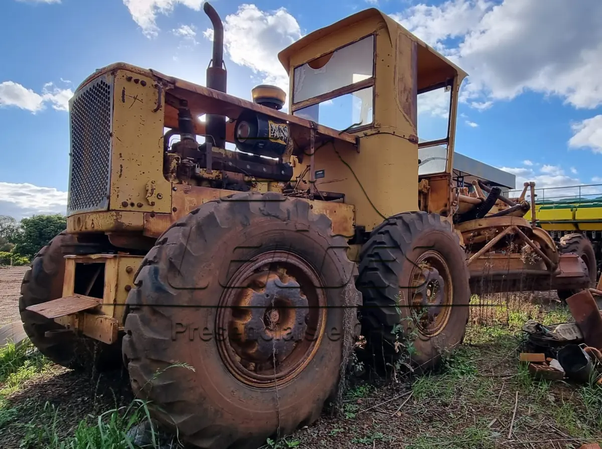 LOTE 02 - Motoniveladora Caterpillar, modelo 120-B, no estado em que se encontra