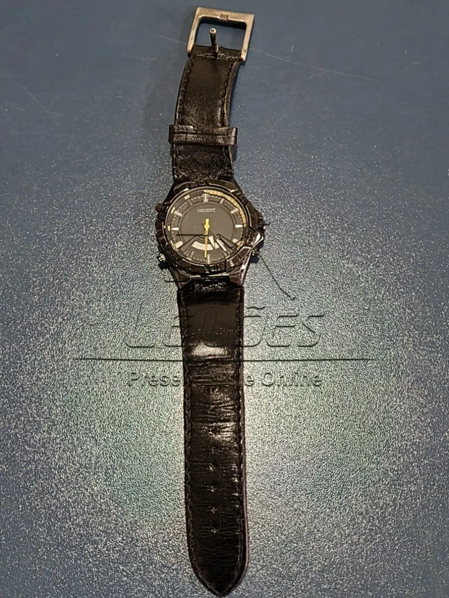 LOTE 01l - 01 (um) relógio da marca Orient, pulseira de couro, usado