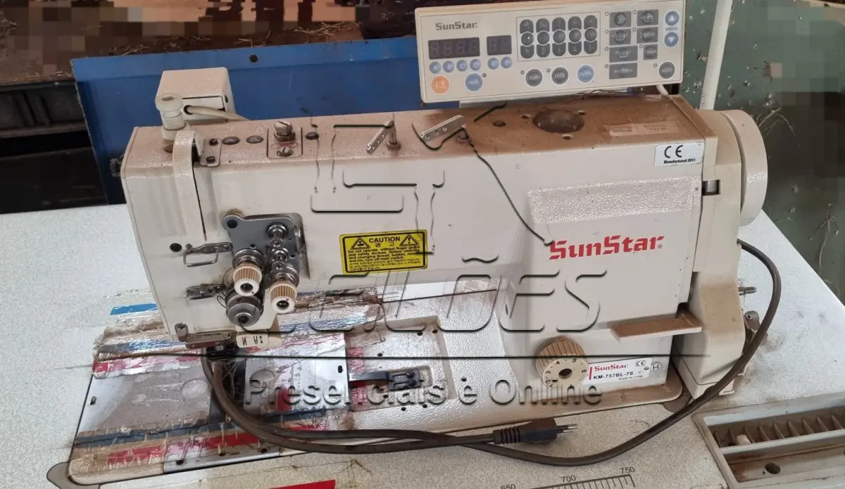 LOTE 12e - 01 máquina de costura reta duas agulhas, marca Sunstar, em bom estado de conservação