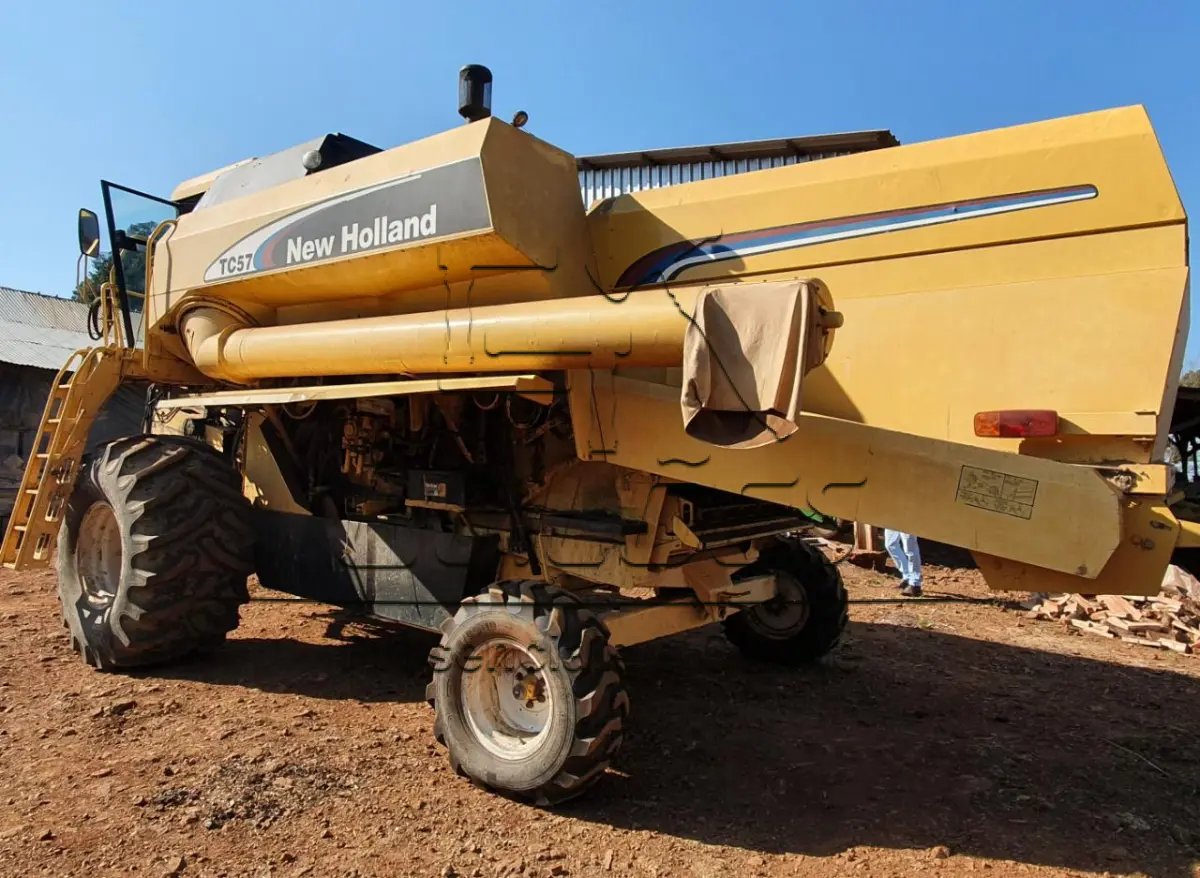 LOTE 09 - Colheitadeira New Holland 2003/2004, 19 pés